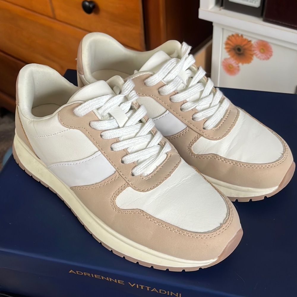 Casual tan/white sneaker
